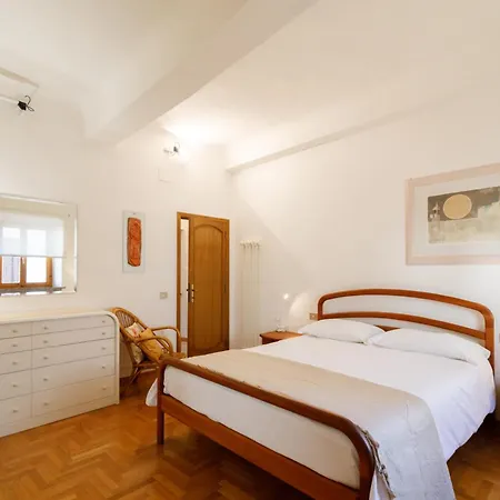 Guesthost - The Violinist's House