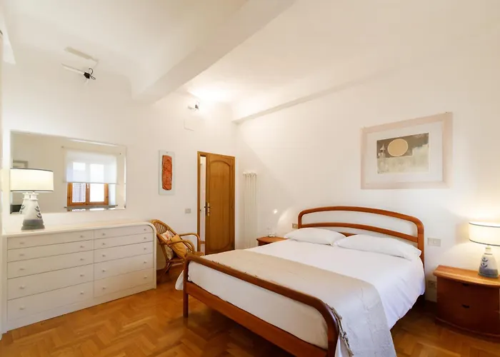 Guesthost - The Violinist's House